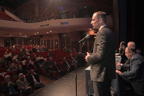 Il governatore Massimiliano Fedriga sul palco della VIII Conferenza regionale amianto Friuli Venezia Giulia al Teatro comunale di Monfalcone